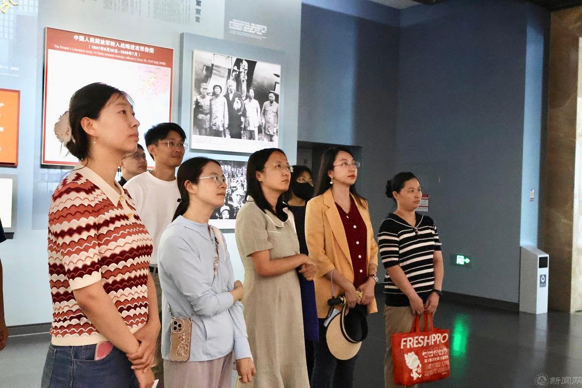 参观展览(1200宽).jpg