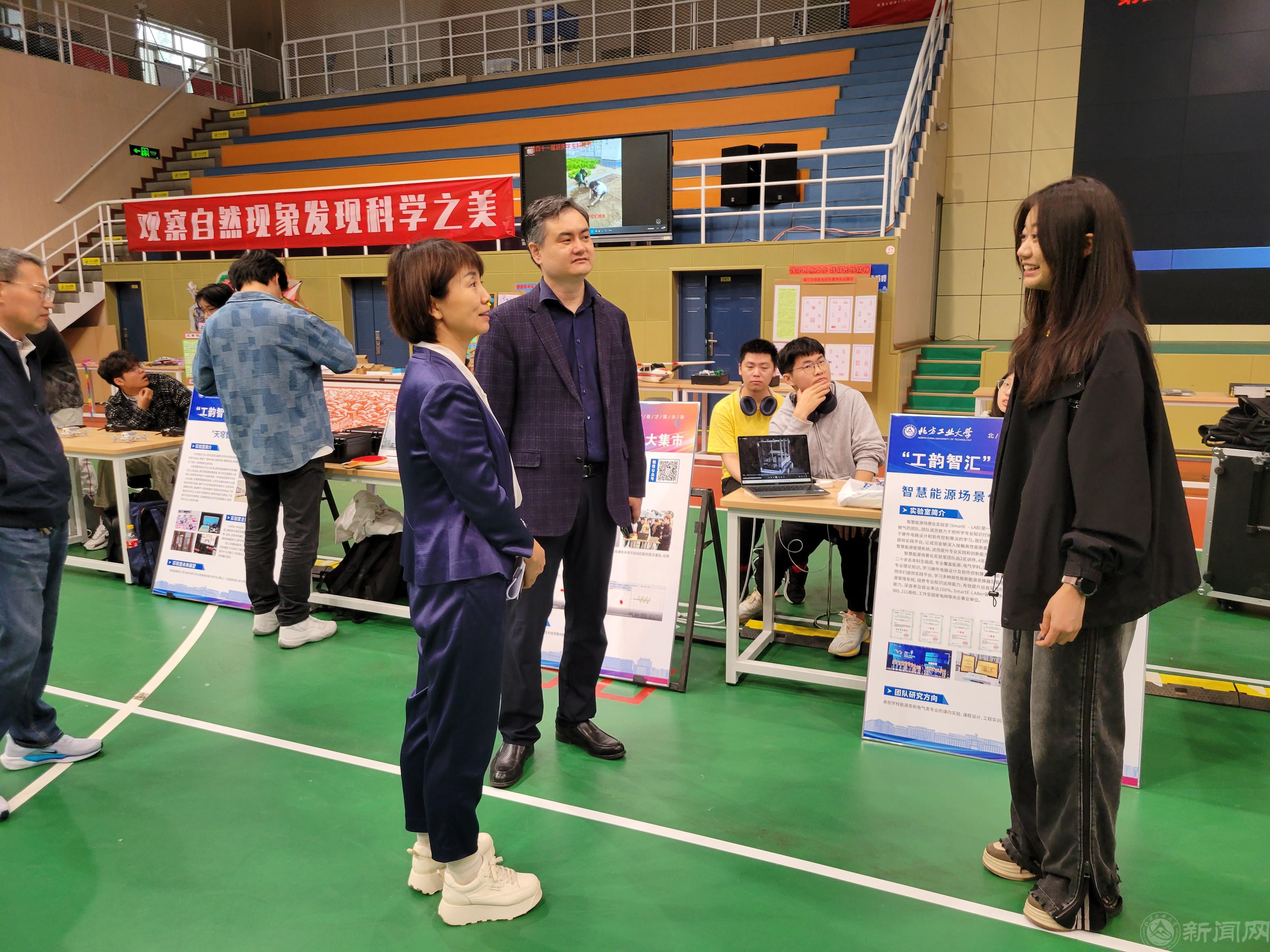 延庆区委教育工委书记张树清参观展览并勉励beat365官网科创团队学生.jpg 延庆区委教育工委书记张树清参观展览并勉励beat365官网科创团队学生.jpg