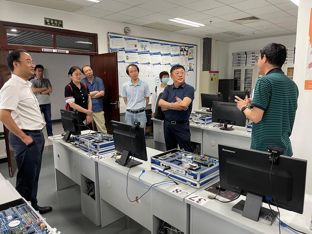 高招办参观实验室.jpg